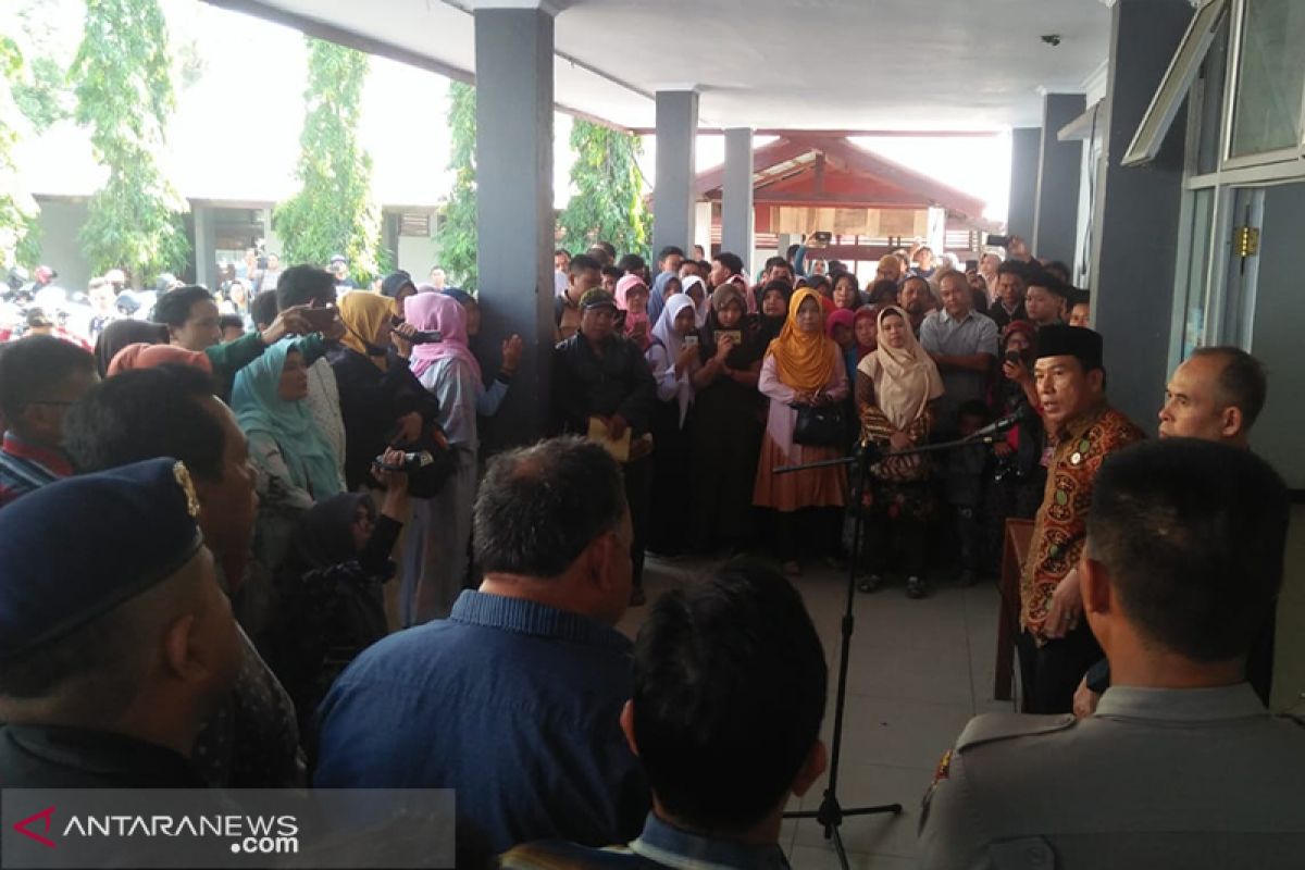 Ratusan wali murid datangi diknas provinsi