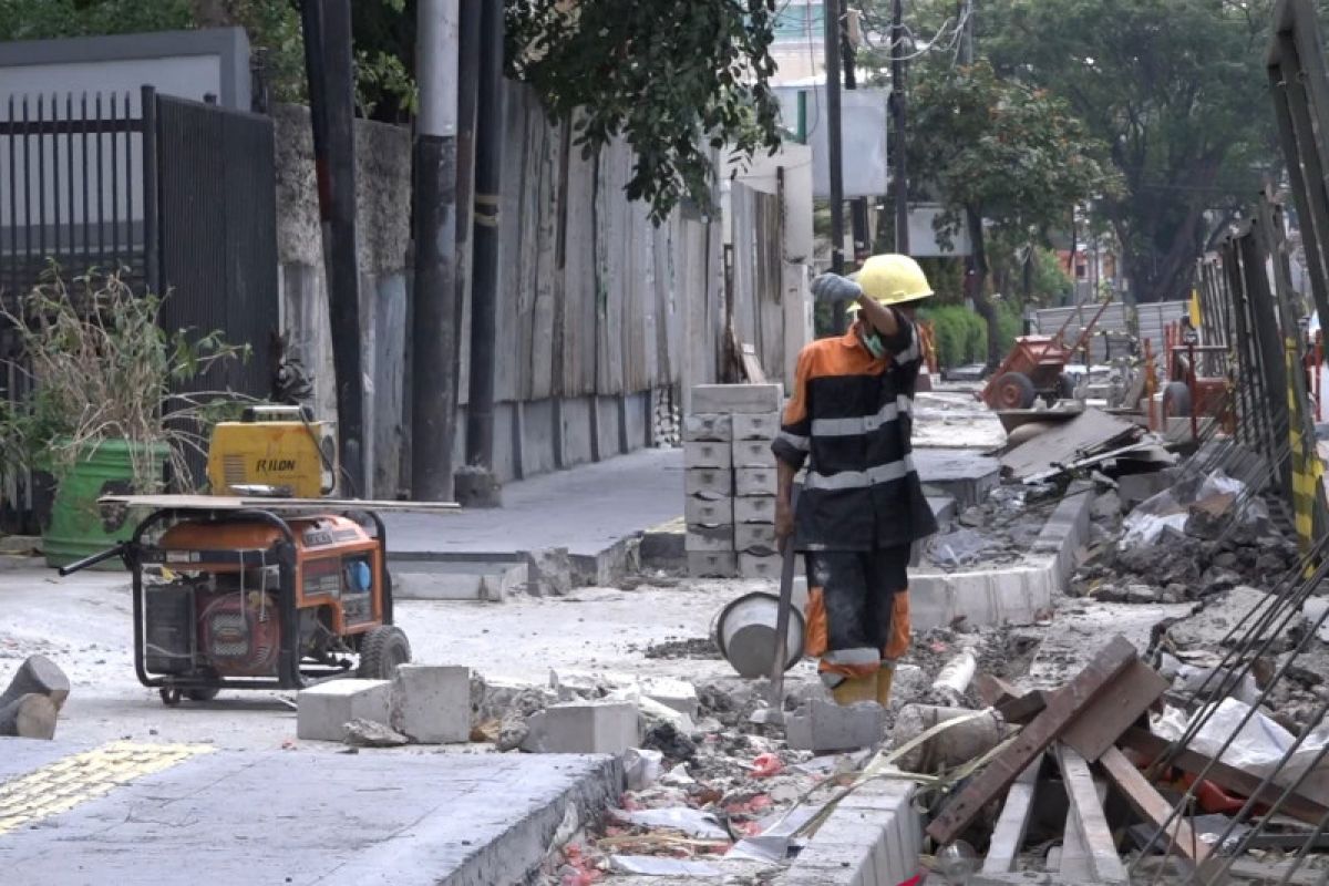 Warga keluhkan pembangunan kembali trotoar Cikini