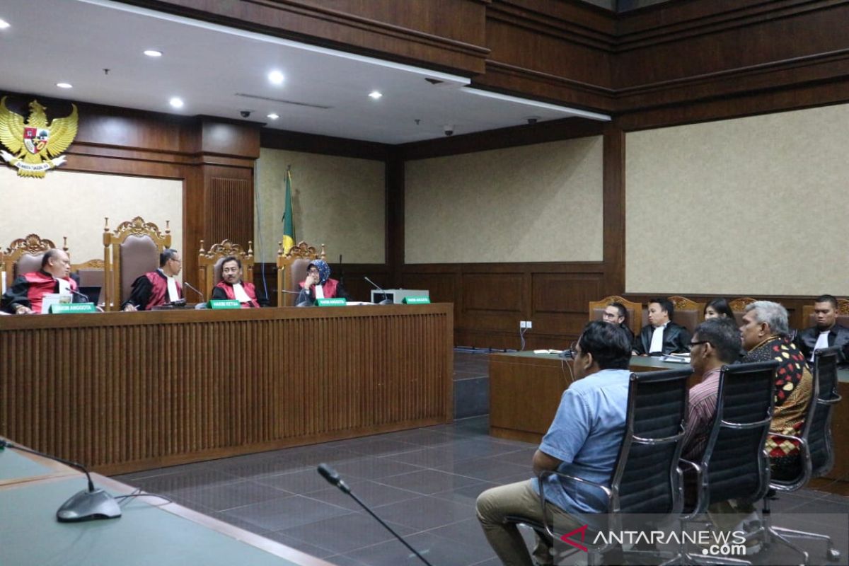 Panitera pengganti Pengadilan Jakarta Timur divonis 4,5 tahun