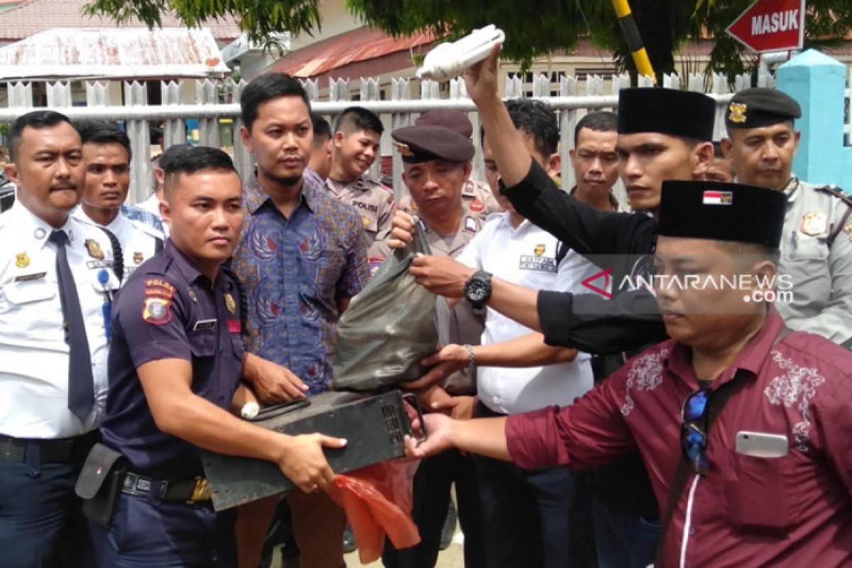 Listrik sering padam, masyarakat Nias serahkan barang elektronik rusak