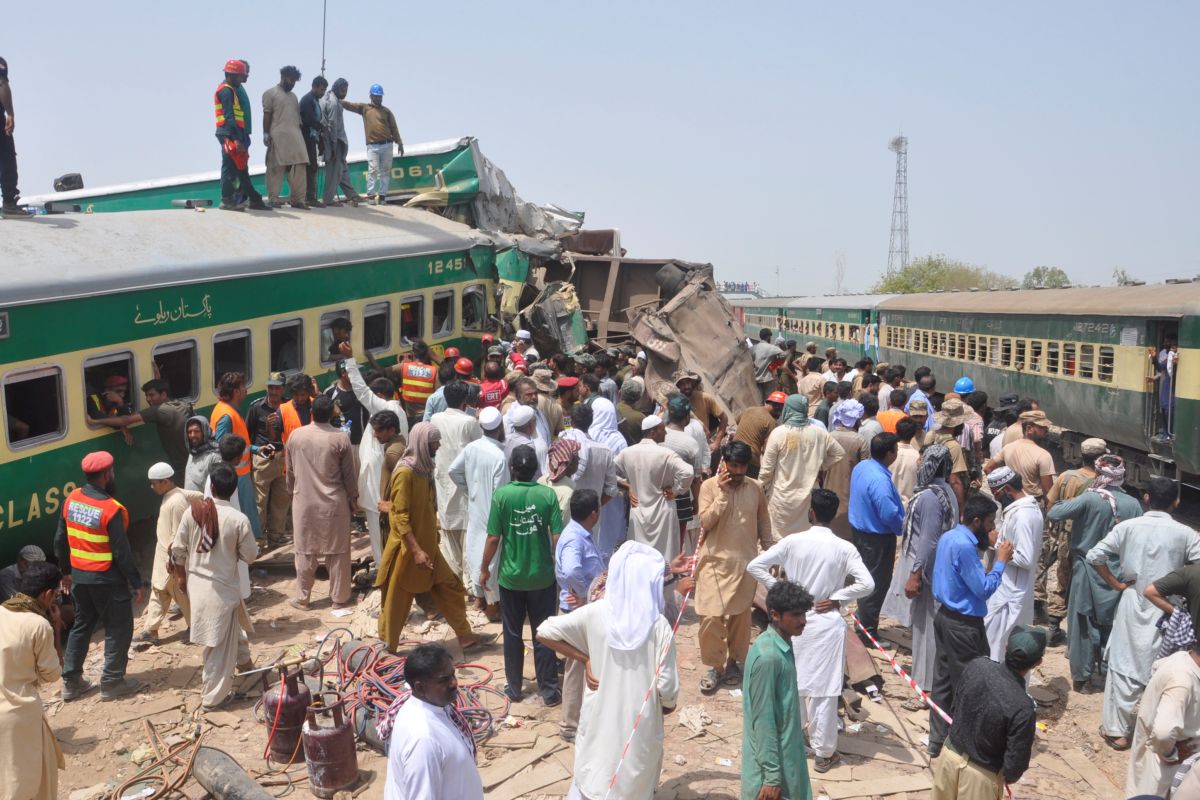 30 orang tewas akibat tabrakan kereta api di Pakistan