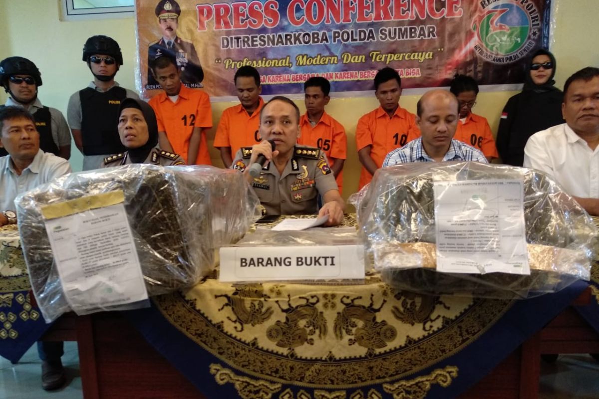 Suami isteri dan tiga temannya bersekongkol edarkan 38 kilogram ganja di Sumbar