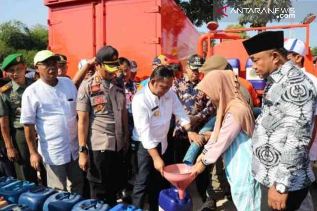 Bupati Bekasi bagikan air bersih kepada warga Cibarusah