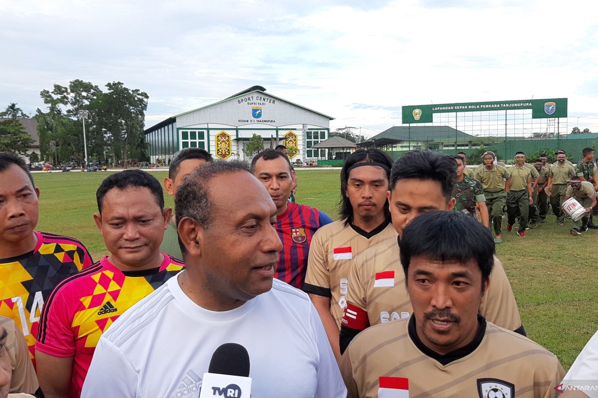 Pangdam Tanjungpura tanding sepak bola lawan wartawan Kalbar