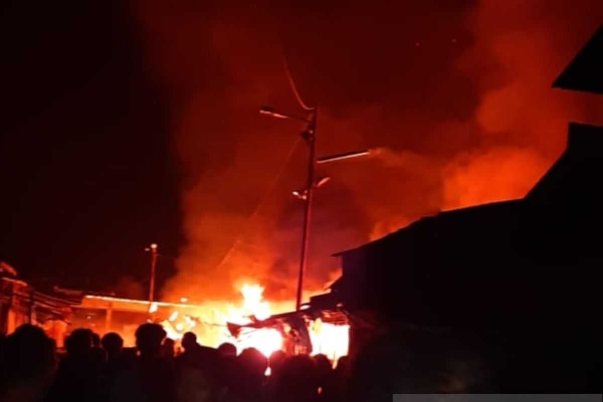 Pasar Lubuk Alung membara, tengah malam api masih "nyala"