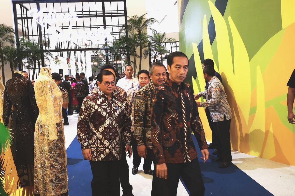 Terkait posisi menteri, Jokowi minta parpol ajukan profesional muda