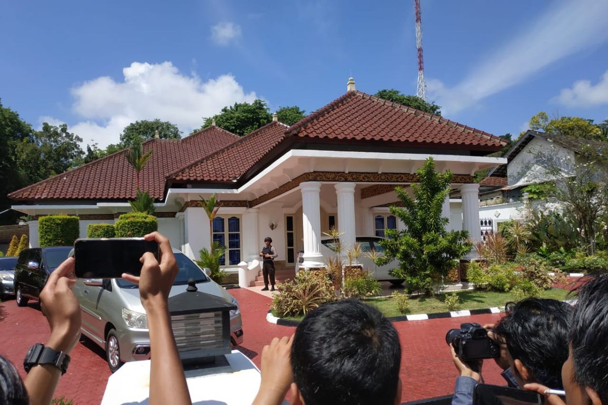 KPK geledah rumah dinas Gubernur Kepri Nurdin Basirun