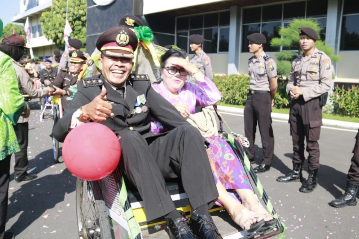 Ratusan purnawirawan polisi diarak menggunakan becak