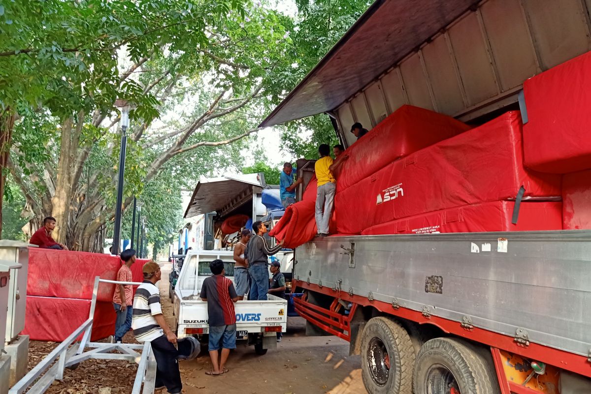 Enam truk kontainer angkut peralatan Kejurnas Atletik