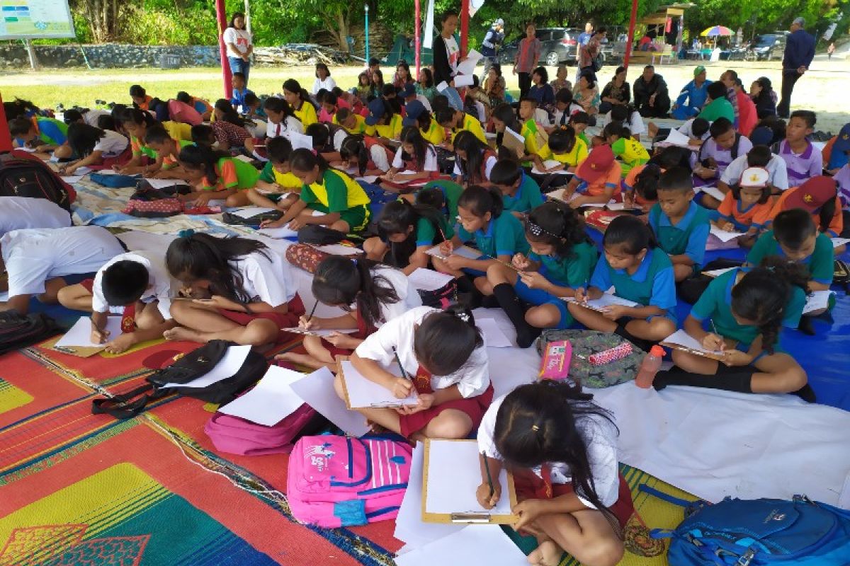 Ratusan pelajar Samosir lomba menulis aksara Batak di Literasi Nusantara