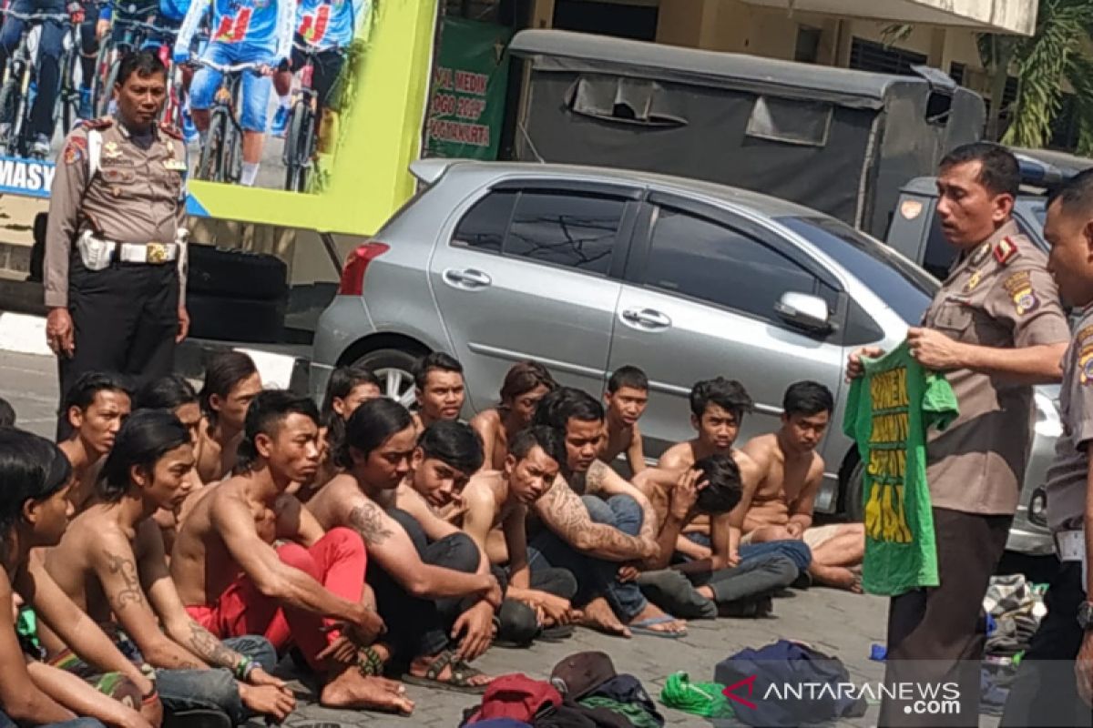 Polisi tangkap 'Bonek Mania' bersenjata tajam