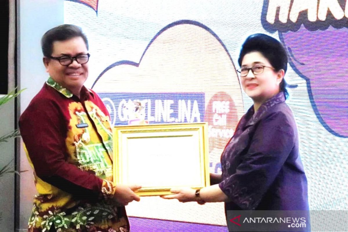 Balangan and Banjar win no-smoking zone award
