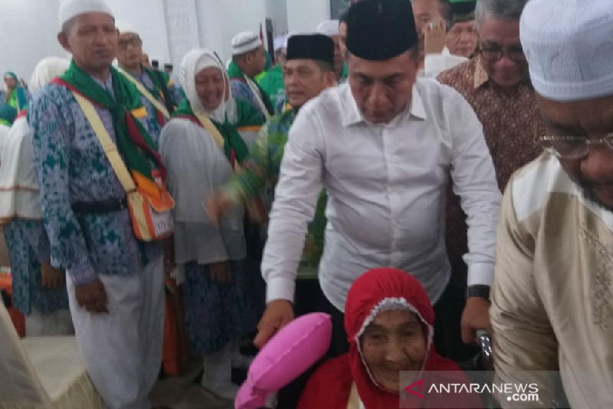 Gubernur Sumut dorong kursi roda jamaah calon haji usia lanjut