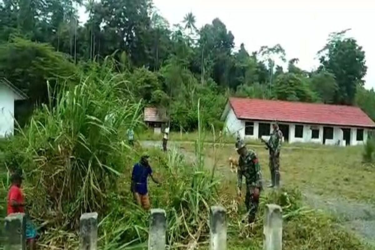 Satgas TNI bersama warga bersihkan kantor PLBN Waris