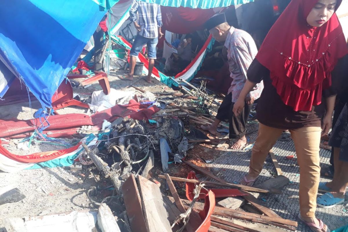 Truk bermuatan semen seruduk tenda pesta pernikahan di Talang Solok