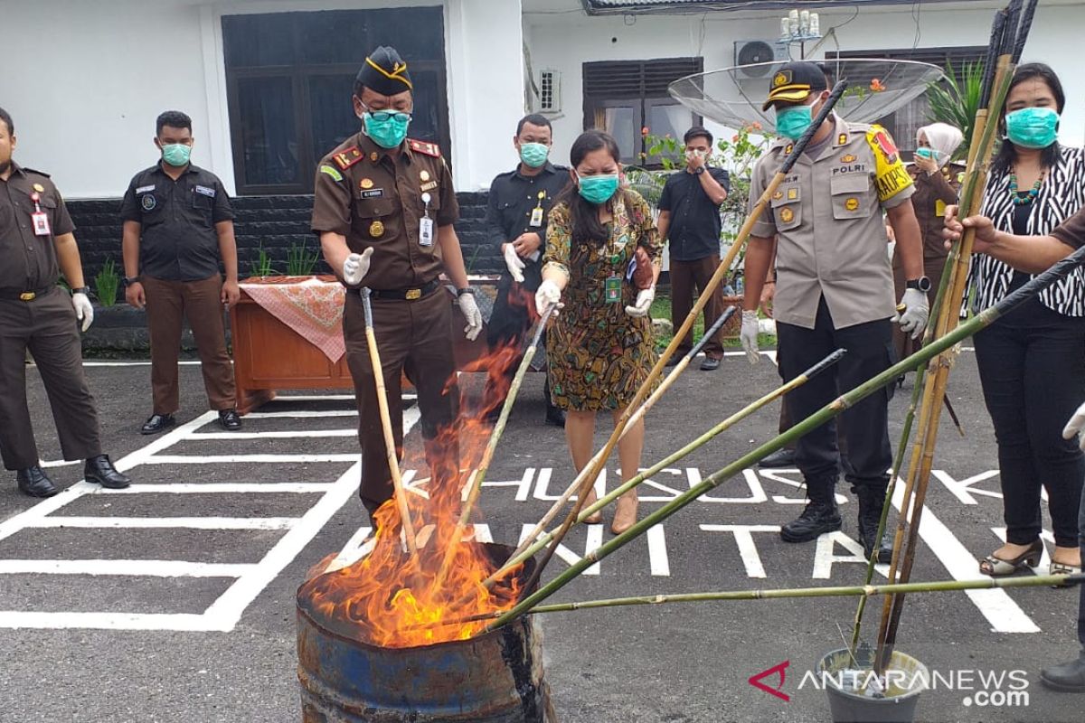 Kejaksaan Negeri Belitung musnahkan barang bukti tindak kejahatan