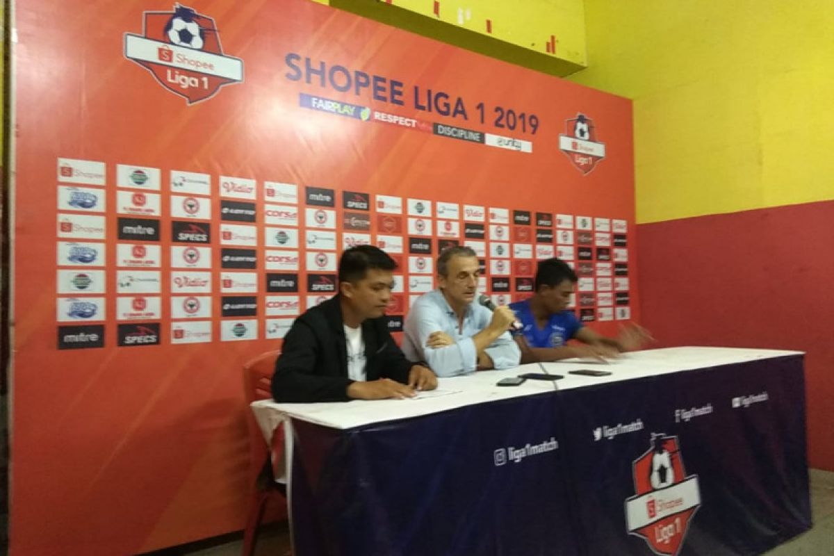 Pelatih Arema FC Milomir Seslija keluhkan cuaca panas di Padang
