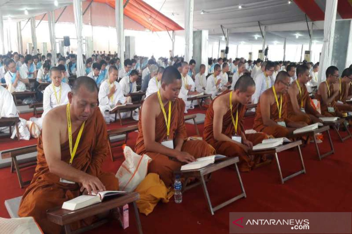 1.000 umat Buddha membaca Tripitaka di Borobudur