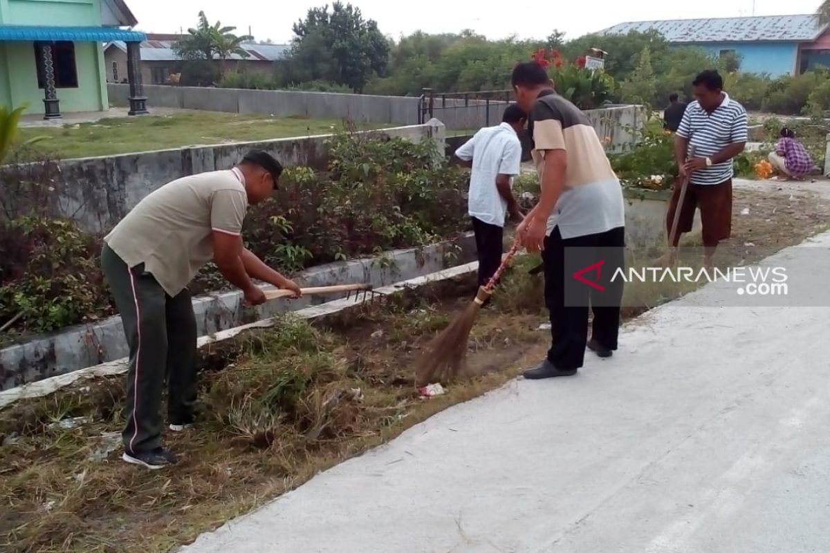 Koramil 09/TM bersama masyarakat laksanakan gotong royong