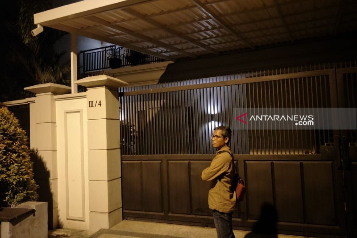 KPK dikabarkan geledah rumah yang diduga milik komisaris Bank Jatim
