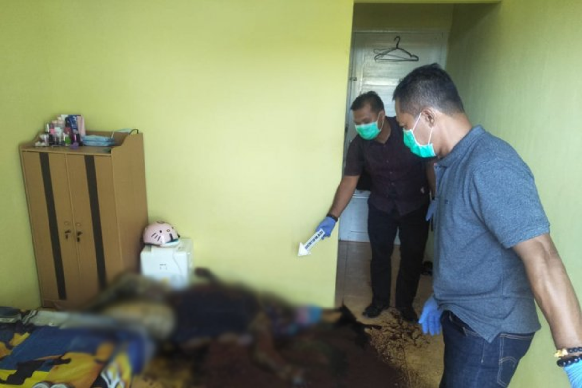 Polsek Singkawang olah TKP penemuan mayat perempuan di kamar indekos