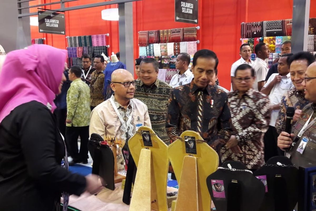 Presiden Jokowi kunjungi stand Sasirangan Kalsel