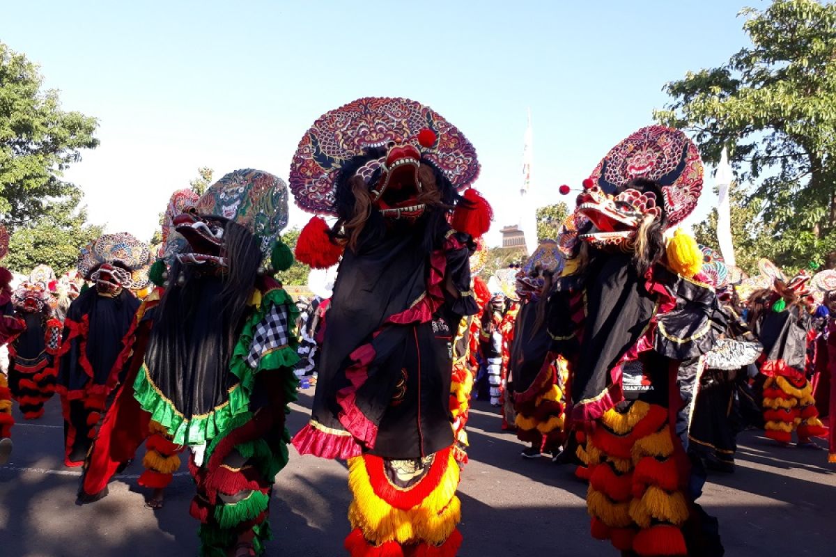 Ribuan penari ikut tari kolosal 1.000 barong