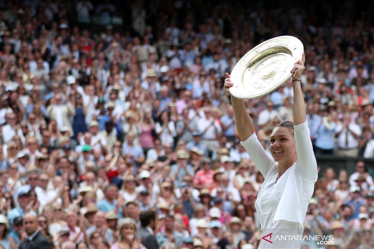 Halep memamerkan trofi Wimbledon di depan khalayak umum