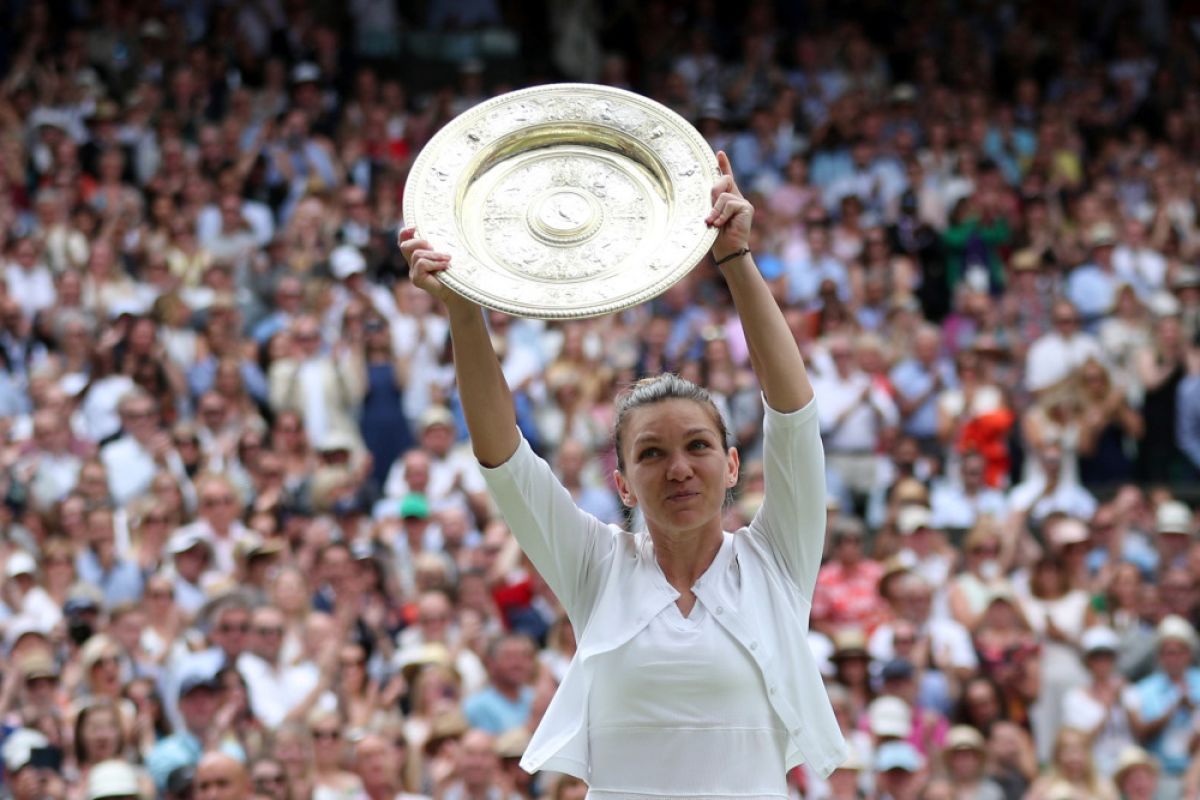 Halep juarai Wimbledon usai tundukkan Serena