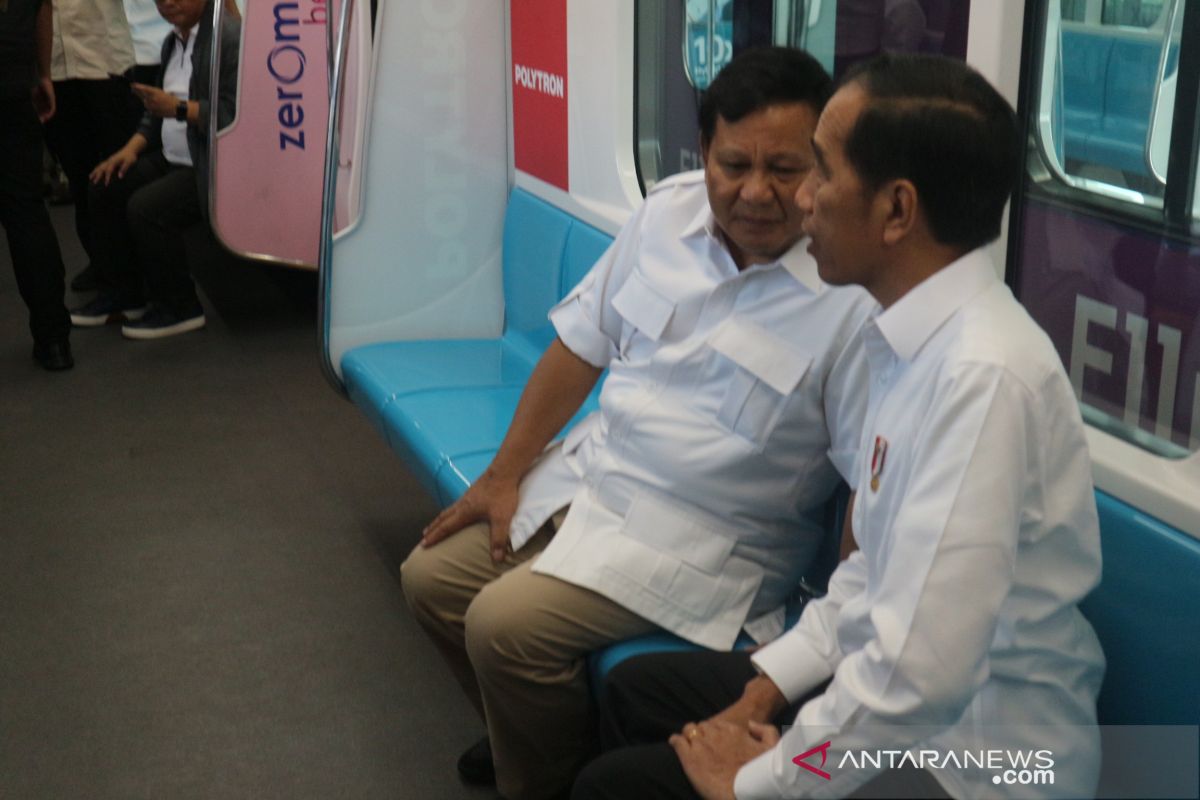 Jokowi-Prabowo bertemu naik kereta MRT bersama