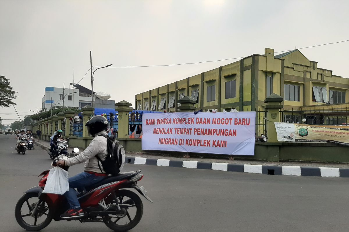 Spanduk tolak keberadaan pengungsi muncul dekat penampungan