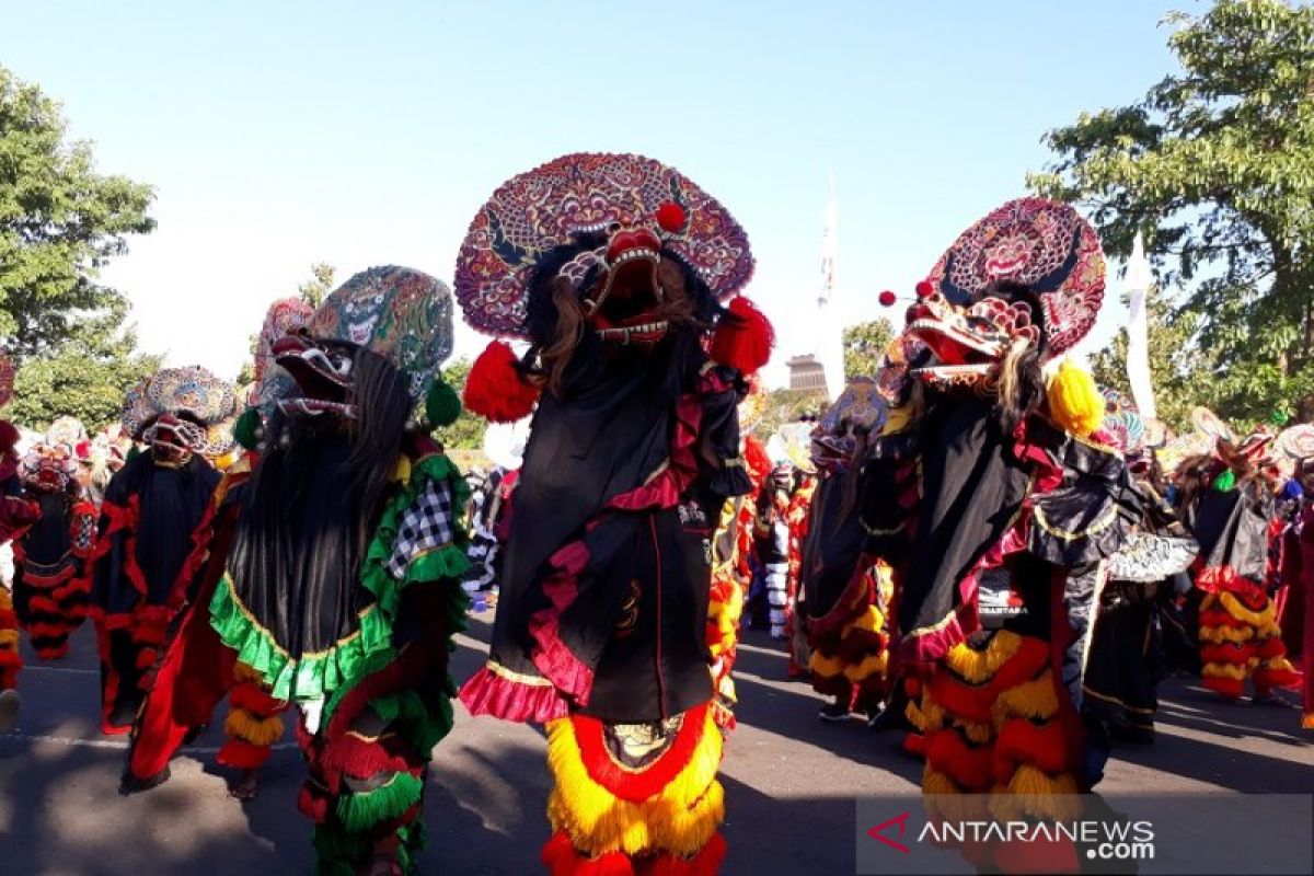 Ribuan penari ikut tari kolosal 1.000 barong di Kediri