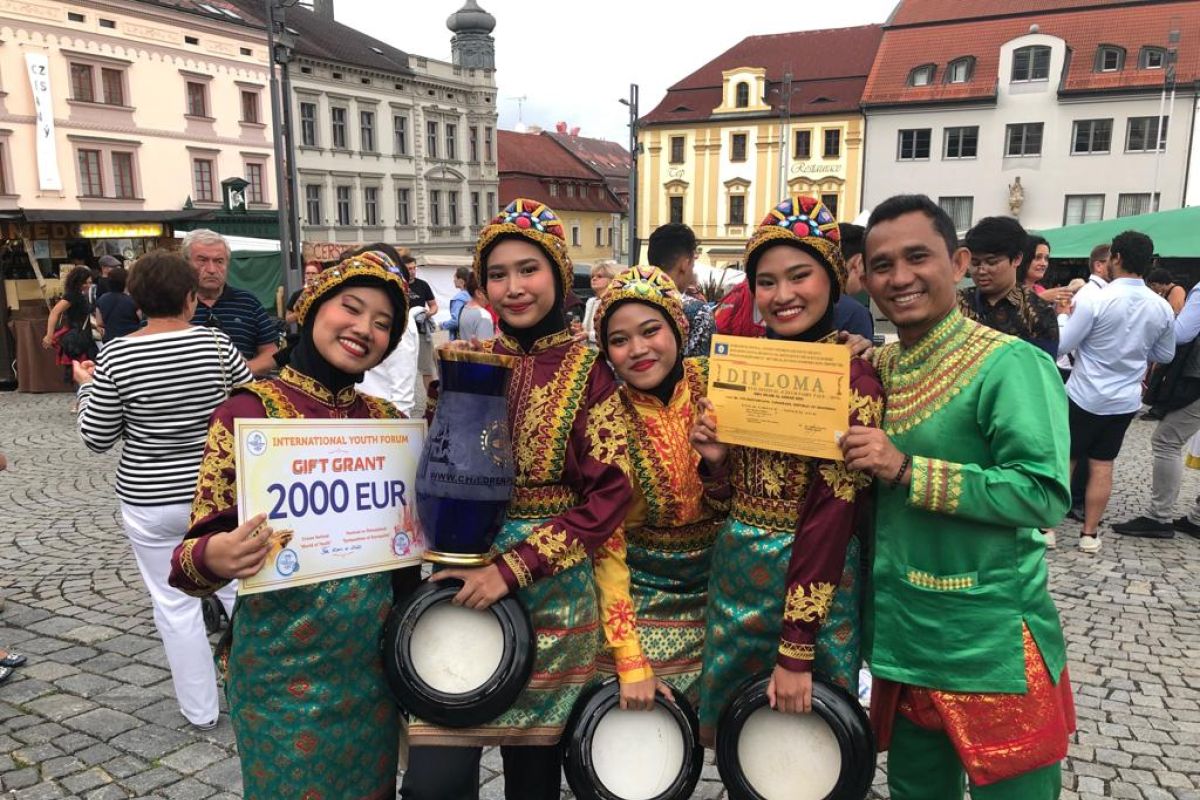 Rapai Geleng juara 1 lomba Internasional Folkrore  Festival