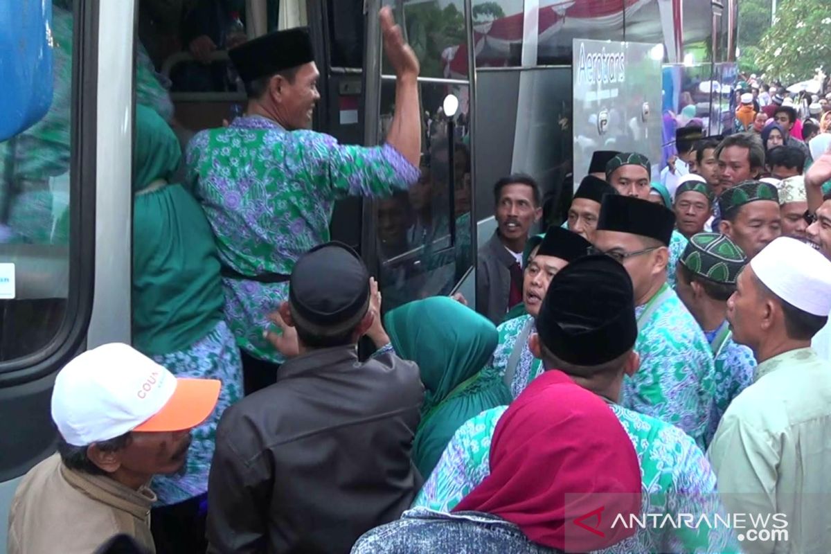 Jamaah calon haji Karawang punya ciri khas berupa tas punggung