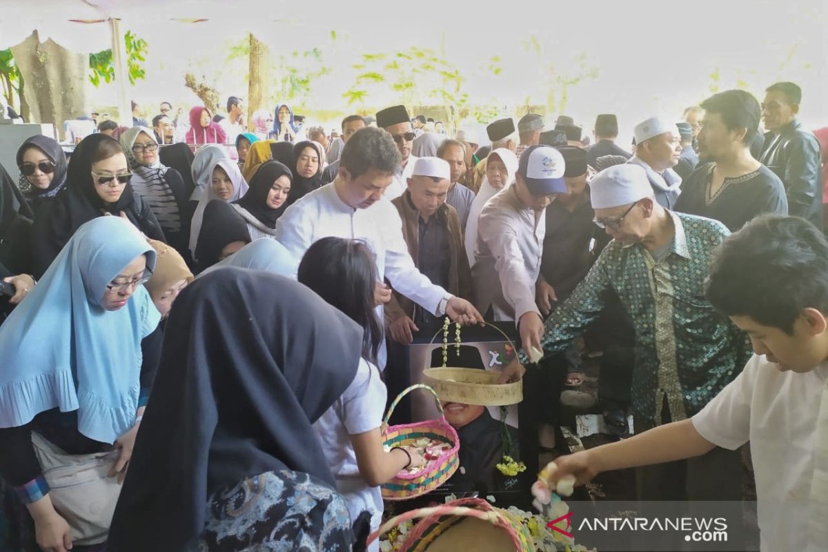 Mantan Bupati Bandung Barat dimakamkan di Cimahi