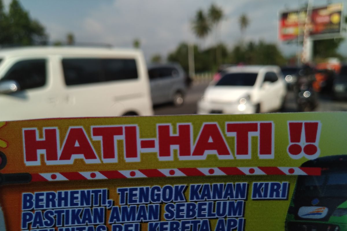 PT KAI dan Pecinta Kereta Api Sumbar Sosialisasi Keselamatan di Perlintasan