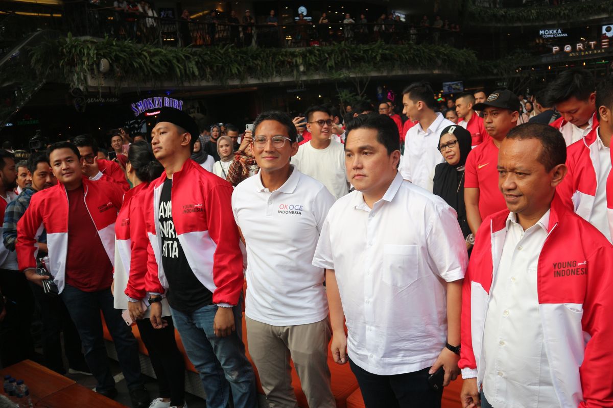 Milenial para pendukung Jokowi dan Prabowo membaur dalam merah putih