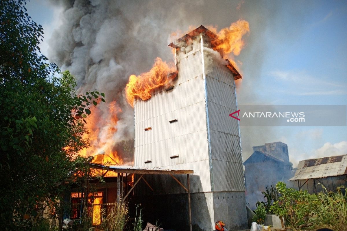 Barak dan bangunan sarang walet di Bartim ludes terbakar