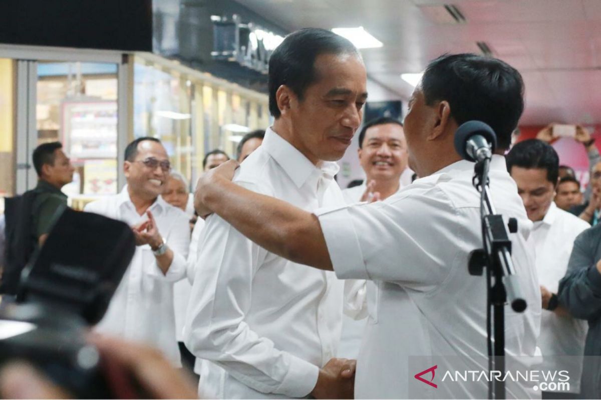 Pelukan Joko Widodo-Prabowo yang menyejukkan