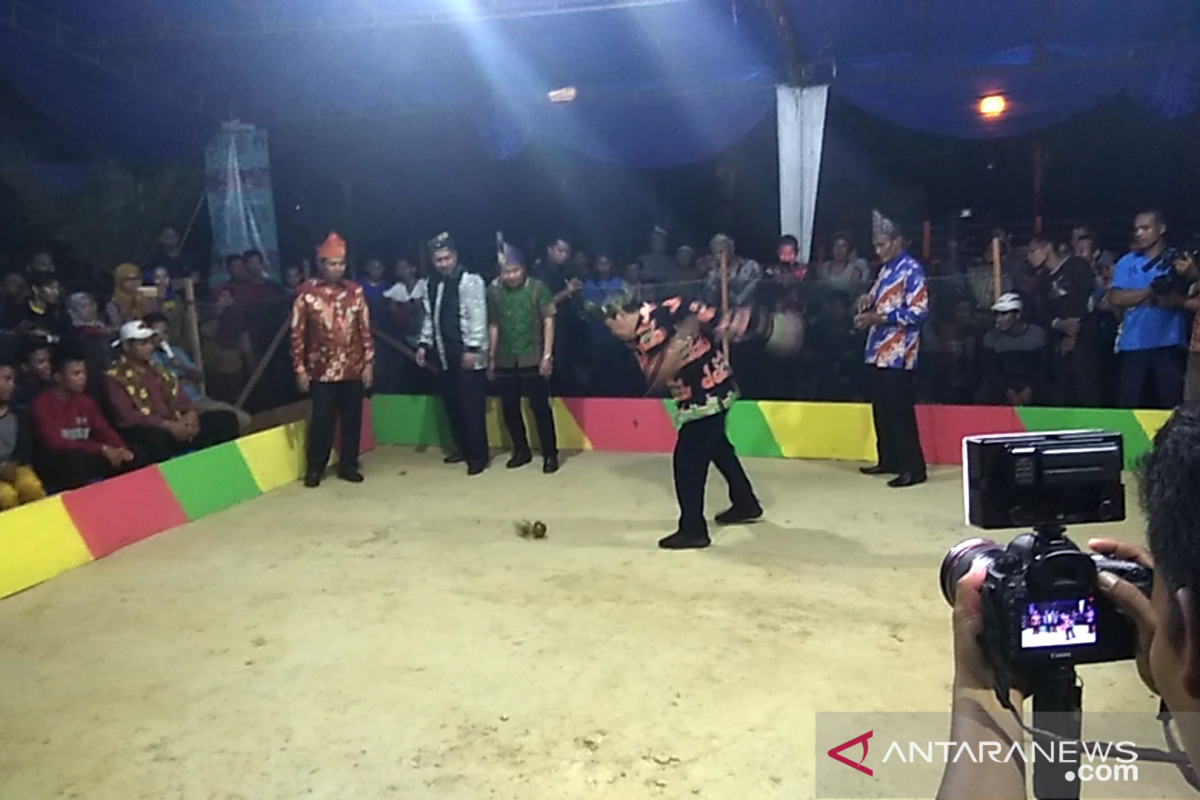 Dibuka Gubernur, Festival Gasing Siak diikuti tim Singapura