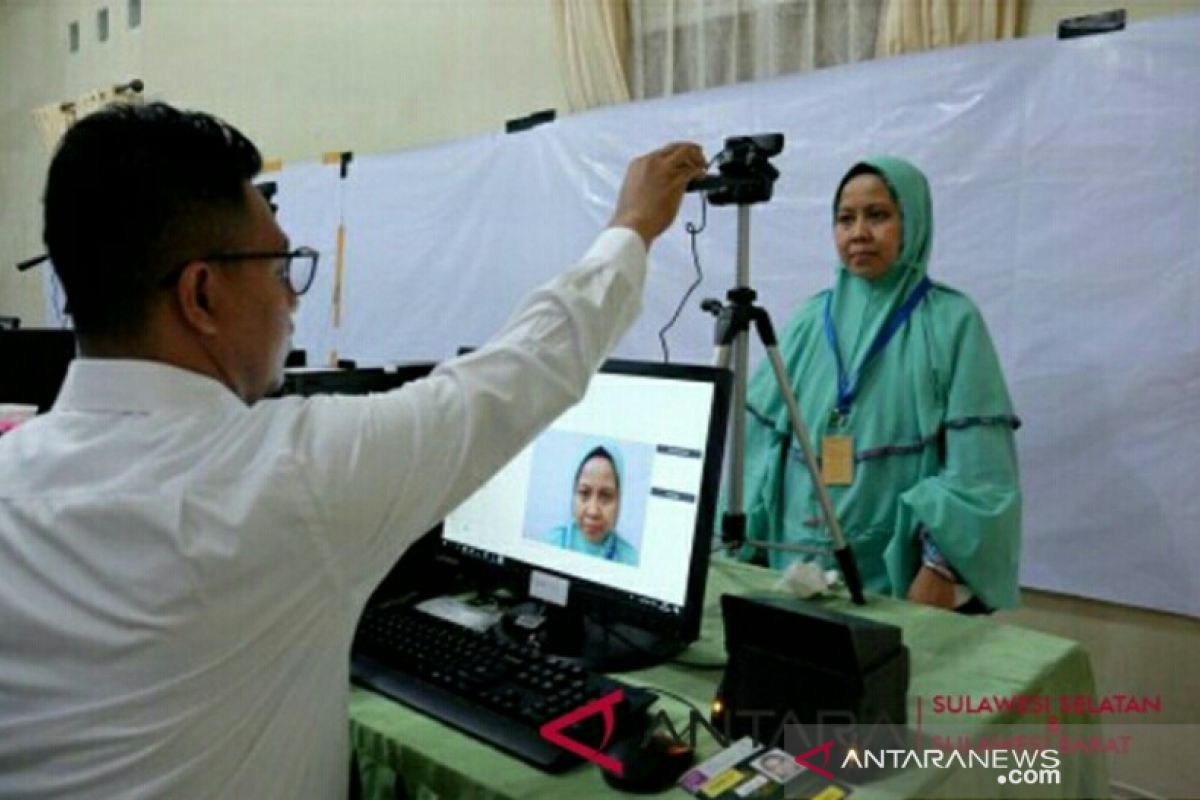 Proses biometrik calon haji Sulbar  di Asrama Haji Makassar enam jam