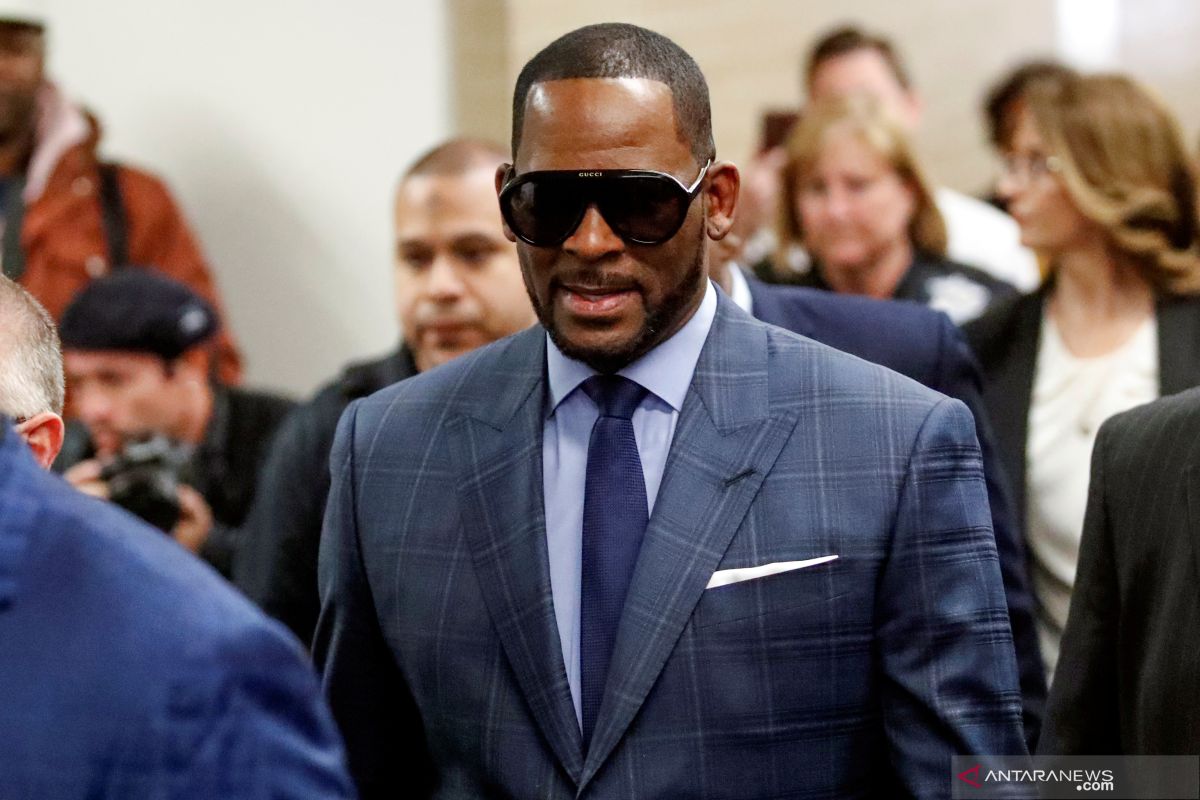 Penyanyi R Kelly jalankan sidang terkait tuduhan perdagangan perempuan