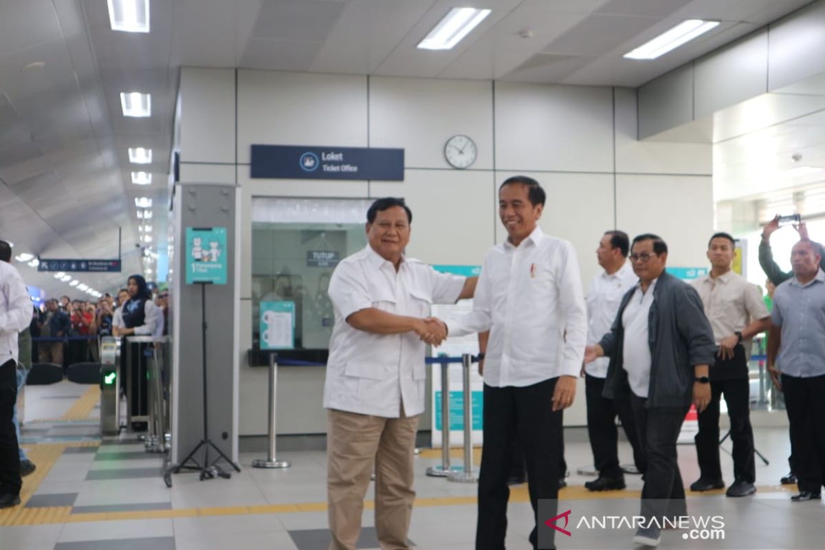 Makna simbolik MRT dan sate dalam pertemuan Jokowi-Prabowo