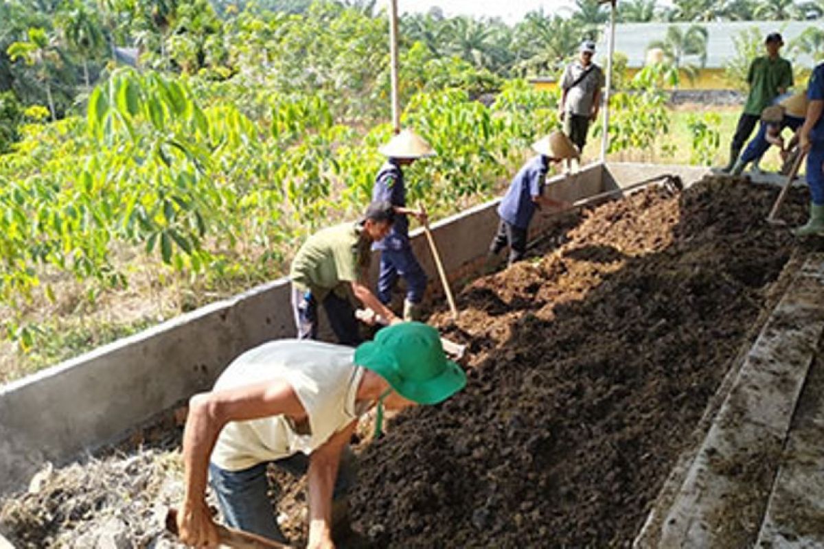 Siswa SMK belajar membuat kompos di kebun percobaan BPTP