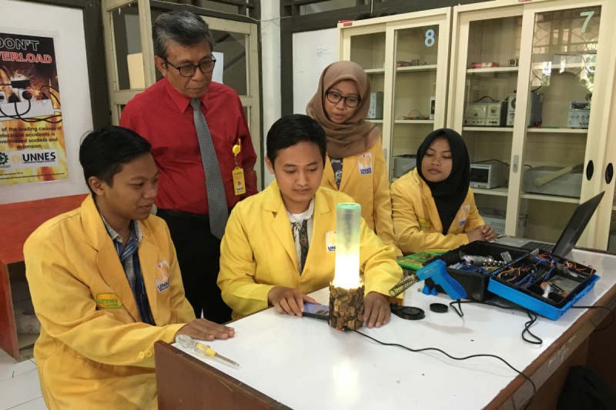 Lima mahasiswa Unnes ciptakan lampu dari limbah botol dan tempurung kelapa