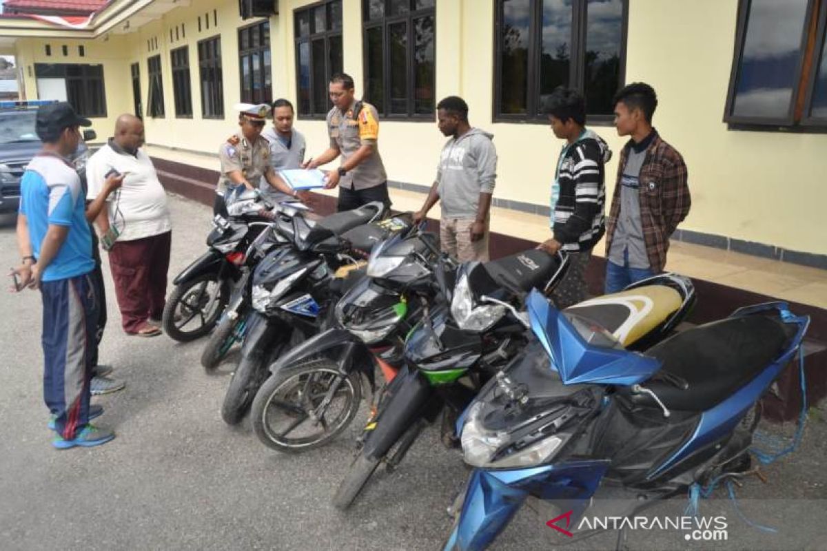 Polisi Jayawijaya kembalikan enam motor curian kepada pemiliknya