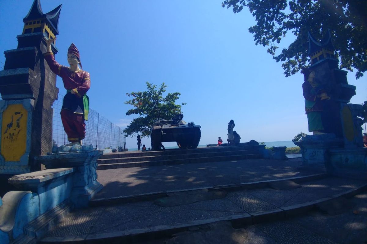 Tank Trikora tarik perhatian warga di Pantai Padang