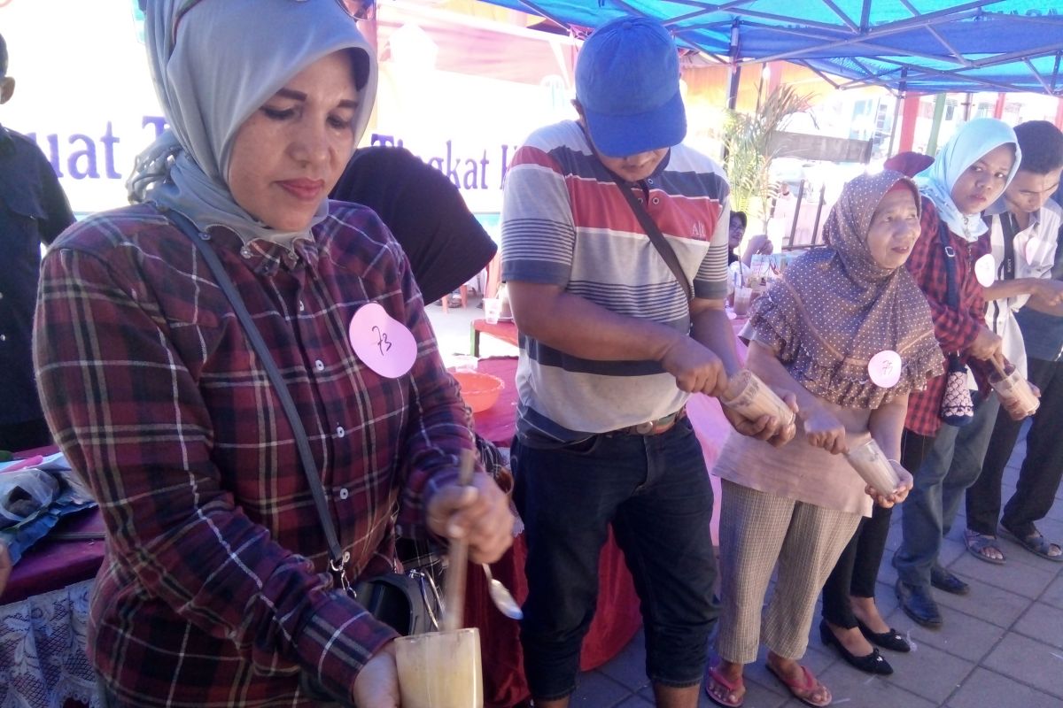 56 orang ini "adu kuat" buat teh telur ternikmat di Padang