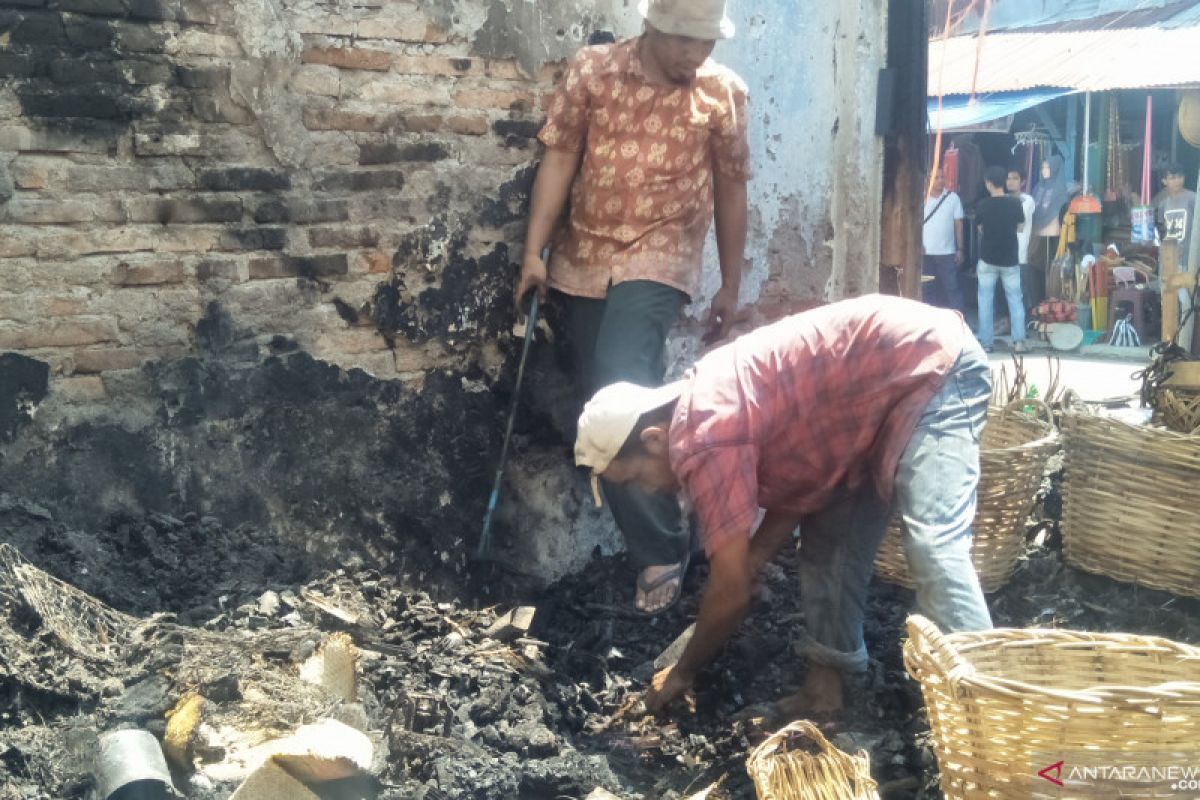 Pasca-kebakaran, pedagang Pasar Lubuk Alung mengais sisa barang