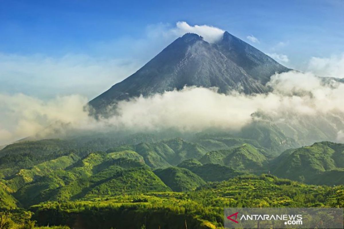 Gunung Merapi keluarkan awan panas sejauh 1.000 meter